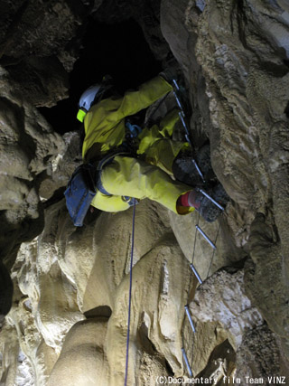 ナベイケ洞 竪穴をワイヤーラダーで登る
